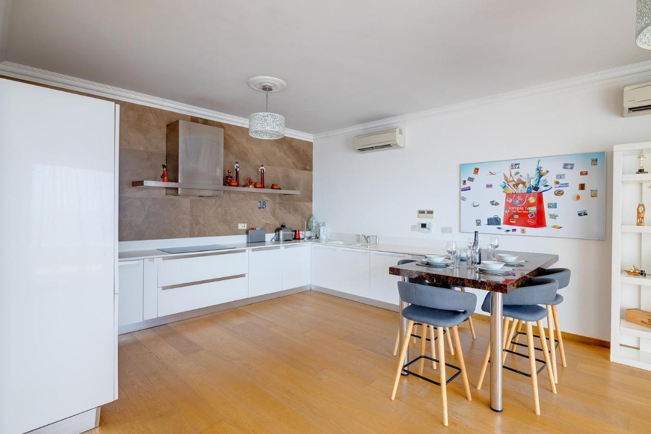 Seafront Apartment In Sliema With Pool, Upmarket Complex Εξωτερικό φωτογραφία