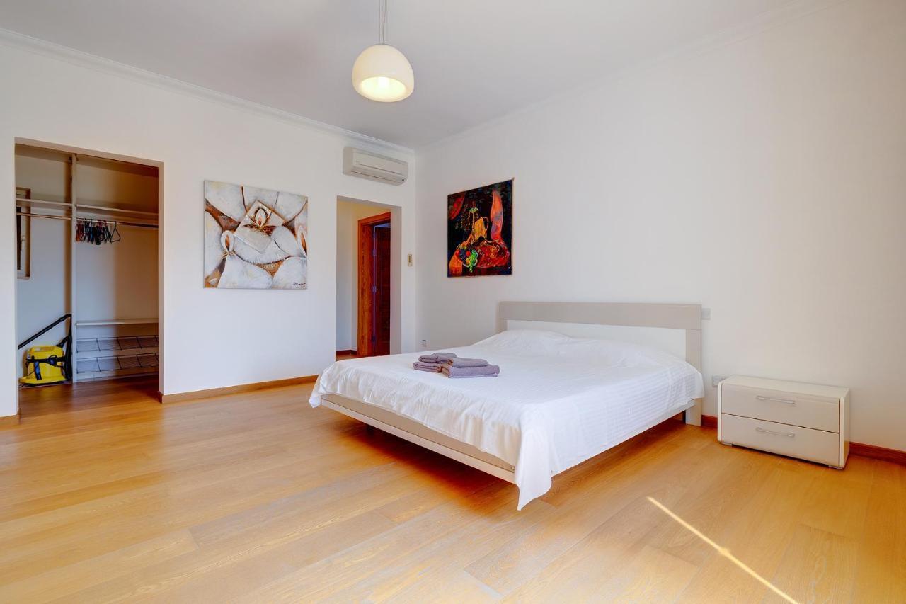 Seafront Apartment In Sliema With Pool, Upmarket Complex Εξωτερικό φωτογραφία