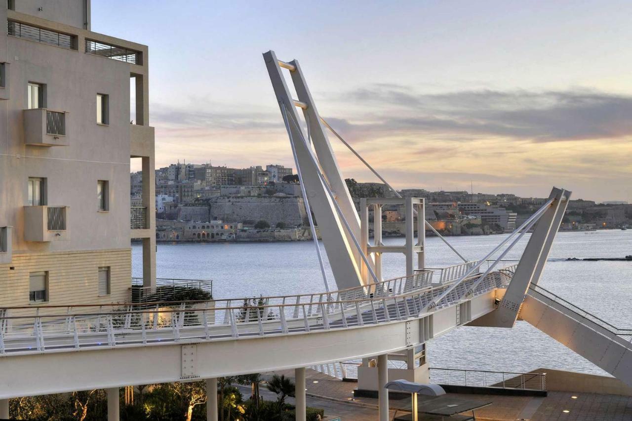 Seafront Apartment In Sliema With Pool, Upmarket Complex Εξωτερικό φωτογραφία