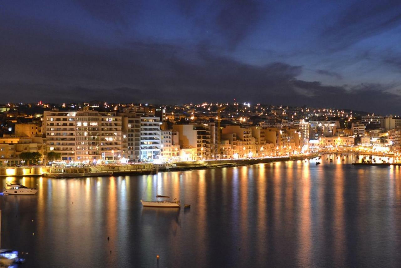 Seafront Apartment In Sliema With Pool, Upmarket Complex Εξωτερικό φωτογραφία