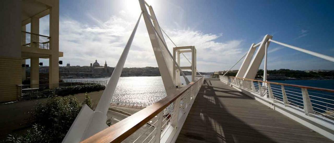 Seafront Apartment In Sliema With Pool, Upmarket Complex Εξωτερικό φωτογραφία