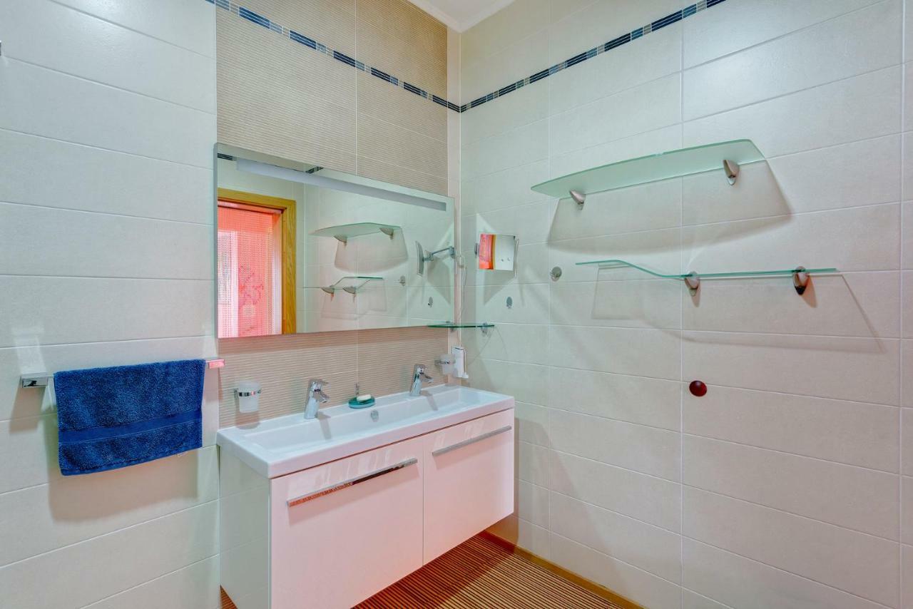 Seafront Apartment In Sliema With Pool, Upmarket Complex Εξωτερικό φωτογραφία