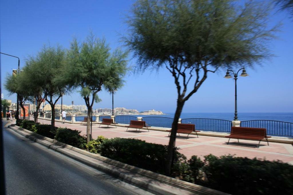 Seafront Apartment In Sliema With Pool, Upmarket Complex Εξωτερικό φωτογραφία