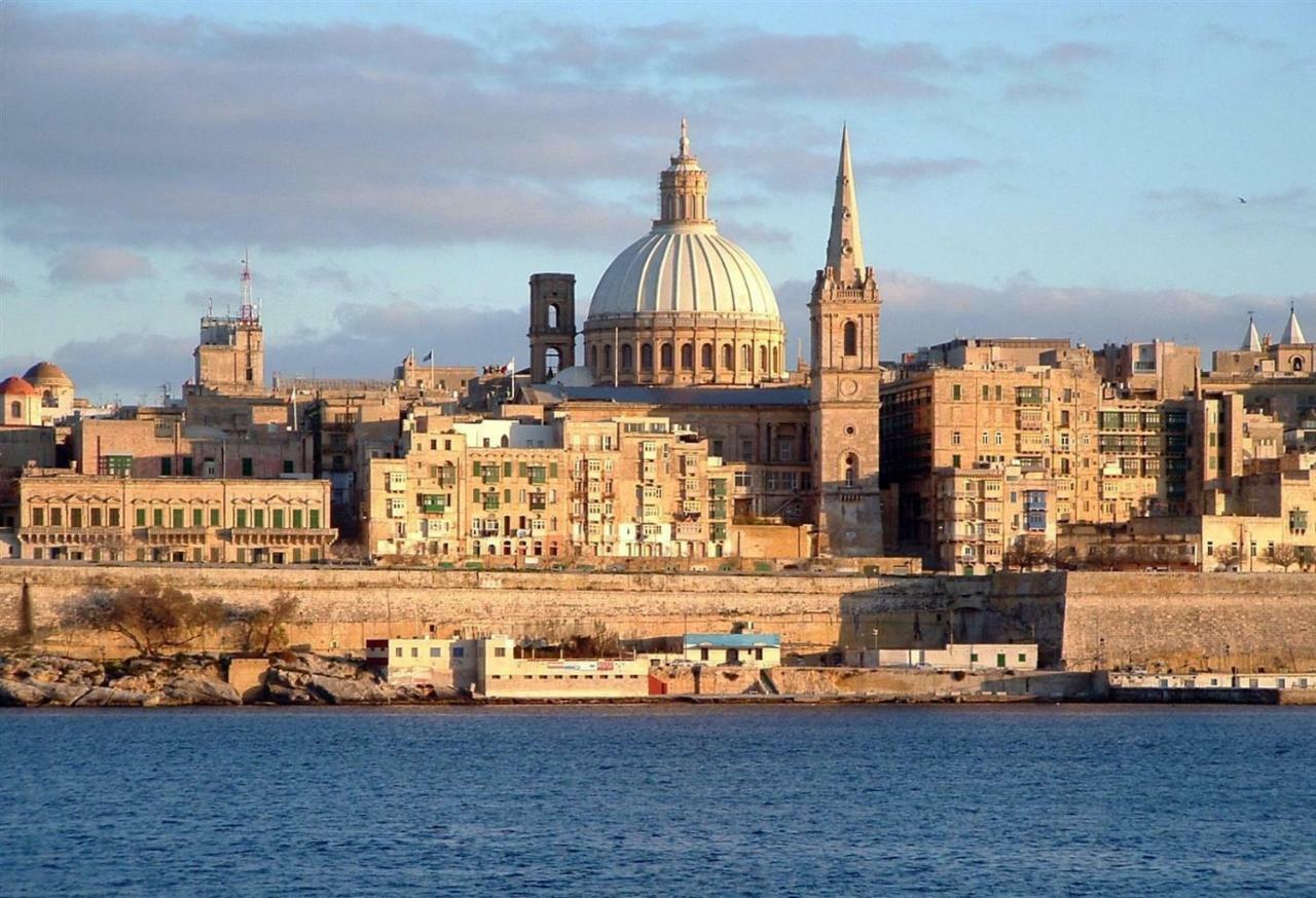 Seafront Apartment In Sliema With Pool, Upmarket Complex Εξωτερικό φωτογραφία