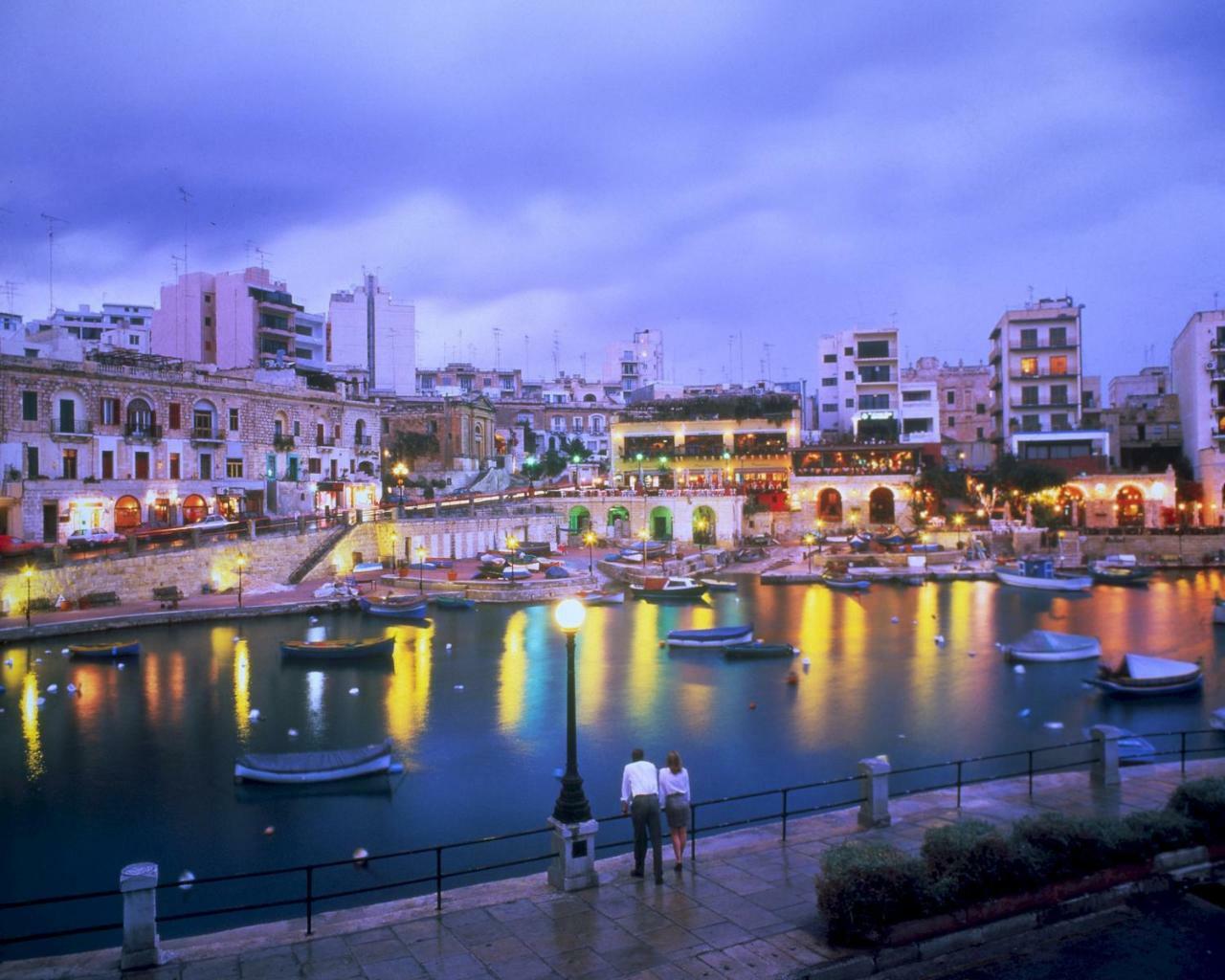 Seafront Apartment In Sliema With Pool, Upmarket Complex Εξωτερικό φωτογραφία
