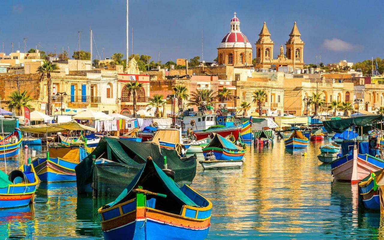 Seafront Apartment In Sliema With Pool, Upmarket Complex Εξωτερικό φωτογραφία