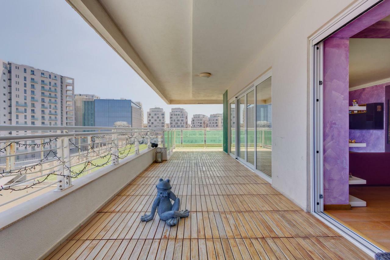 Seafront Apartment In Sliema With Pool, Upmarket Complex Εξωτερικό φωτογραφία